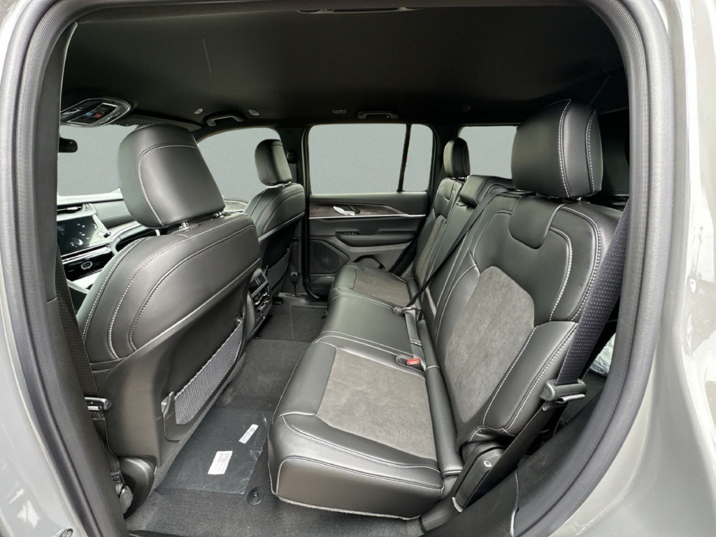 New 2027 Jeep Grand Cherokee Altitude RWD image 23