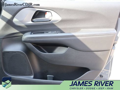 Used 2025 Chrysler Pacifica Limited FWD image 8