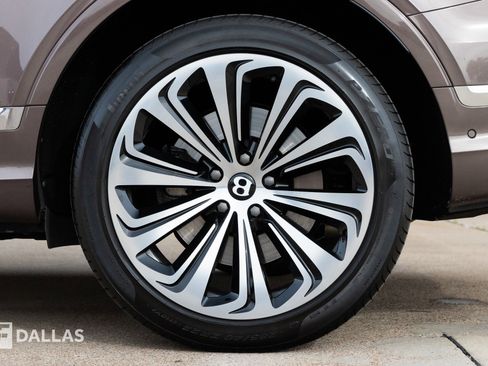 Used 2024 Bentley Bentayga Azure image 9