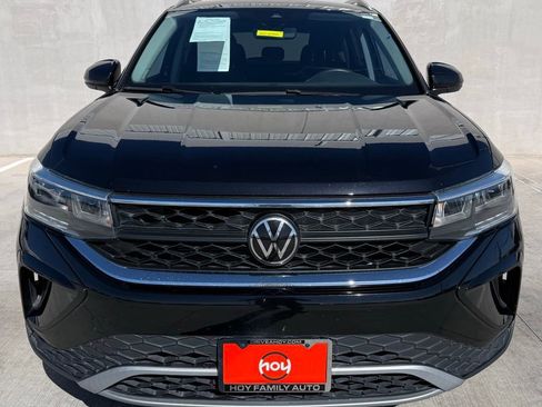 Certified 2024 Volkswagen Taos SE w/ MDO Package image 2
