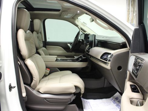 Used 2024 Lincoln Navigator L Reserve AWD/4WD image 17