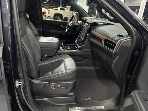 Used 2025 GMC Yukon XL Denali AWD/4WD image 38