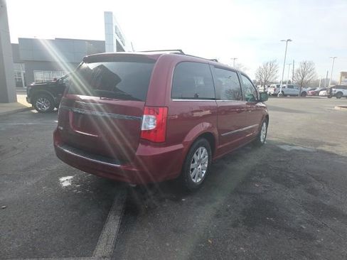 Used 2013 Chrysler Town & Country Touring image 5