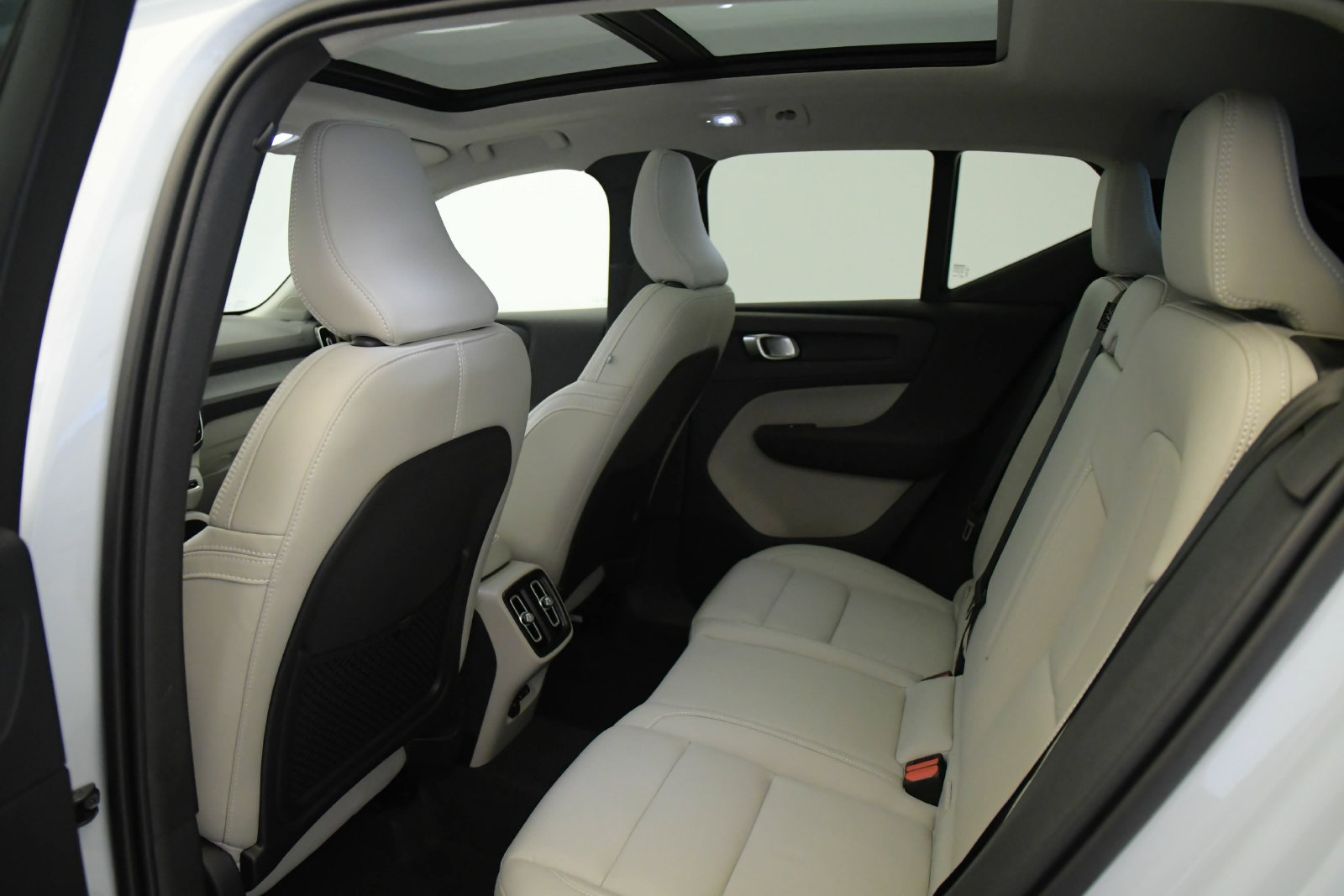 Used 2026 Volvo XC40 B5 Plus w/ Protection Package Premier AWD/4WD image 17