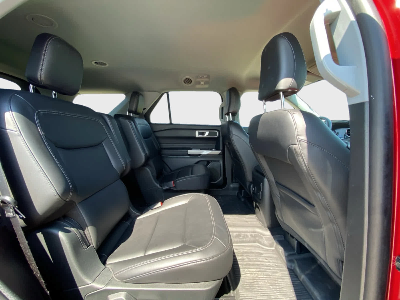 Used 2023 Ford Explorer XLT w/ Equipment Group 202A AWD/4WD image 18