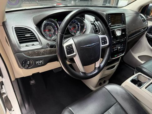 Used 2014 Chrysler Town & Country Touring FWD image 9