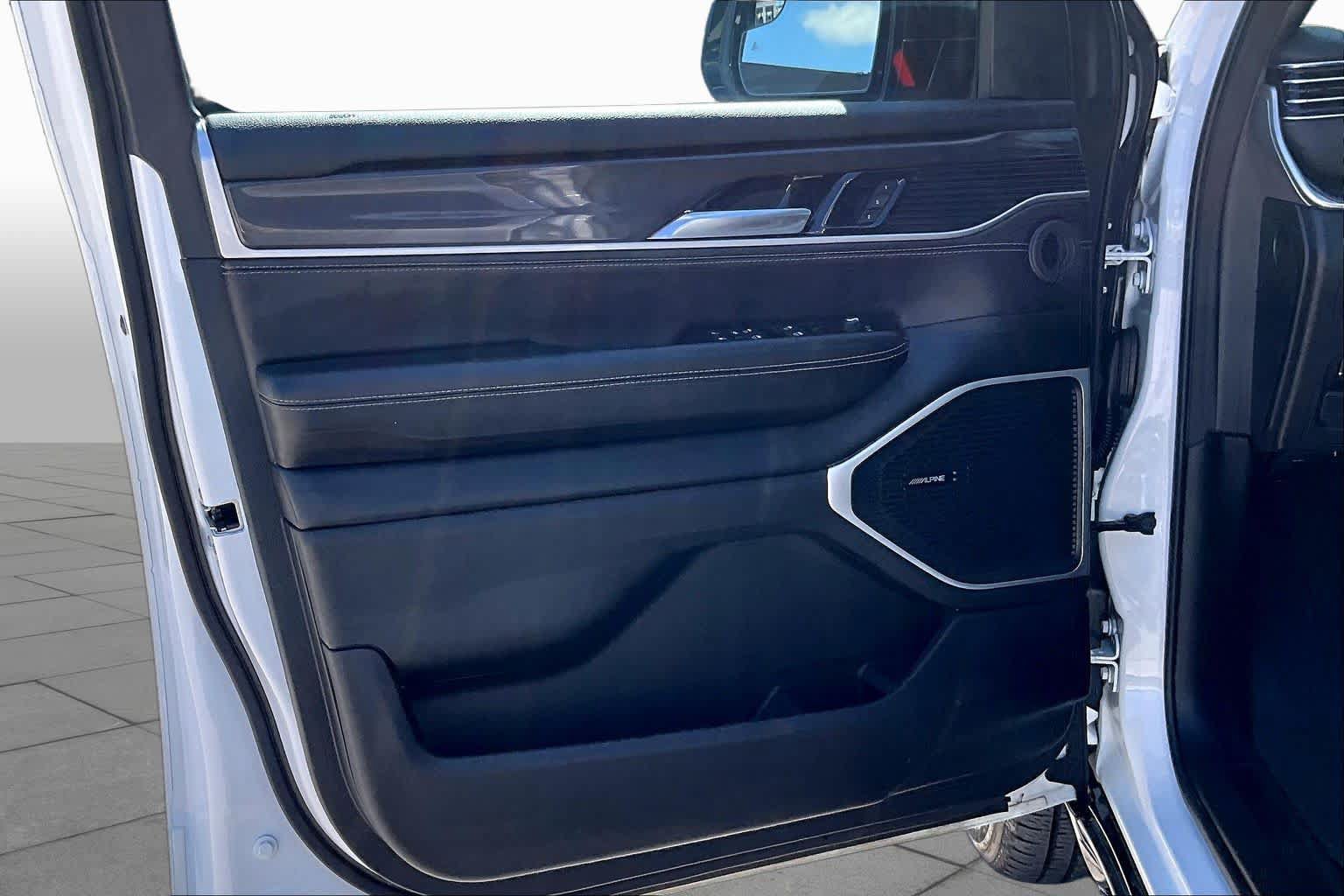 Used 2024 Jeep Wagoneer 4WD w/ Premium Group I image 19