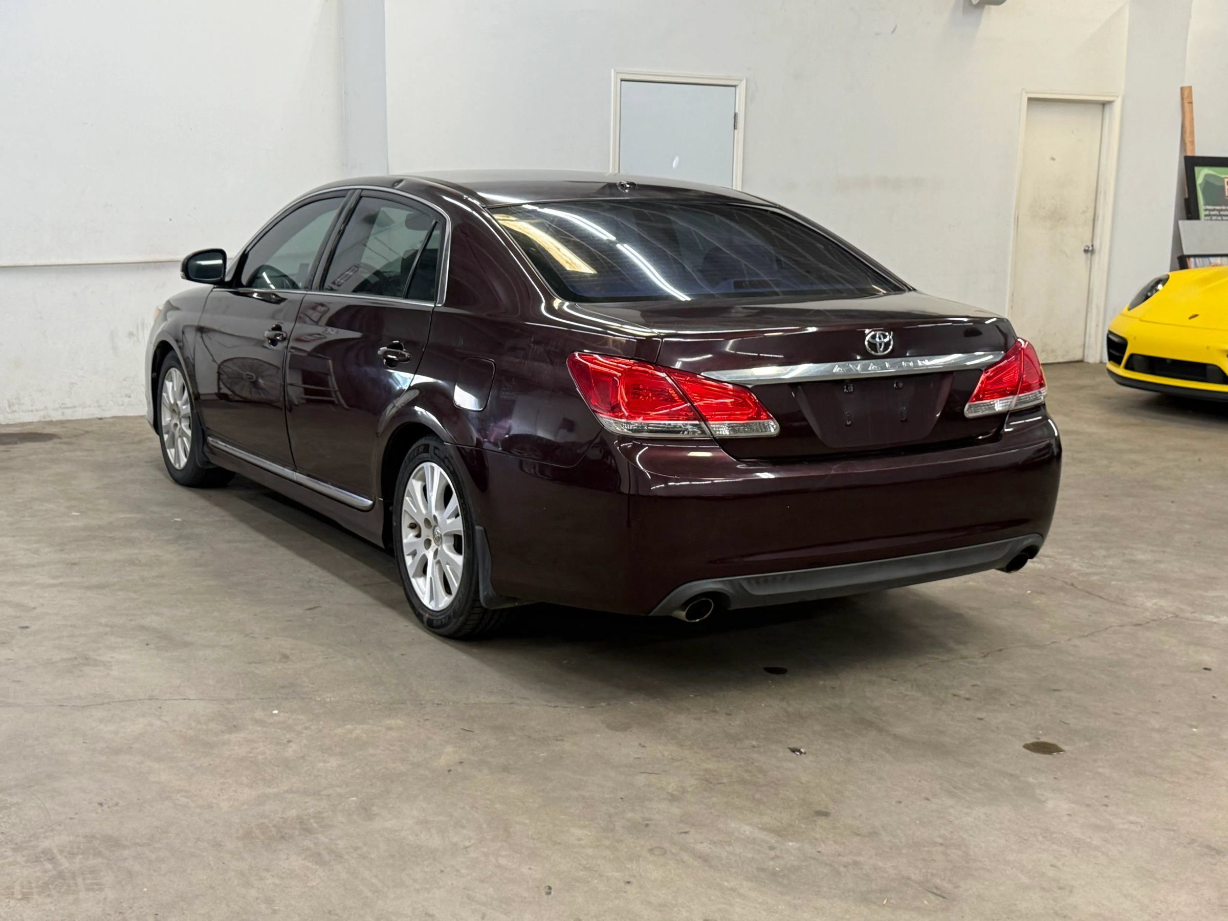 Used 2012 Toyota Avalon FWD image 4