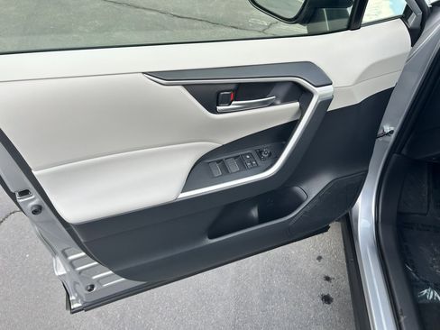 Used 2025 Toyota RAV4 XLE image 9
