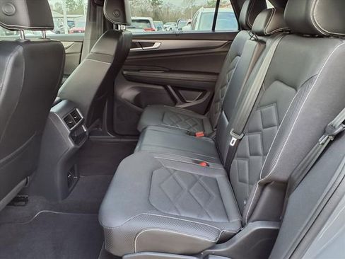 Used 2024 Volkswagen Atlas Cross Sport SE image 17