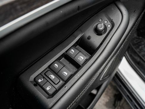 Used 2024 Jeep Grand Cherokee Limited w/ Black Appearance Package image 10