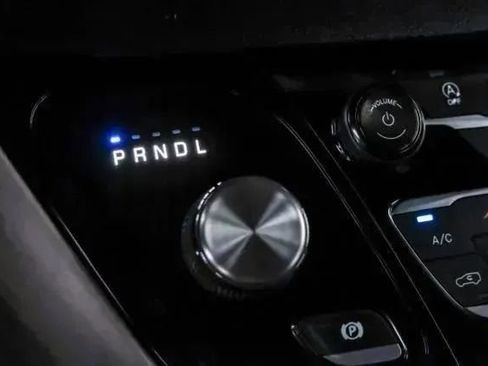 Used 2018 Chrysler Pacifica Touring Plus w/ Tire & Wheel Group FWD image 29