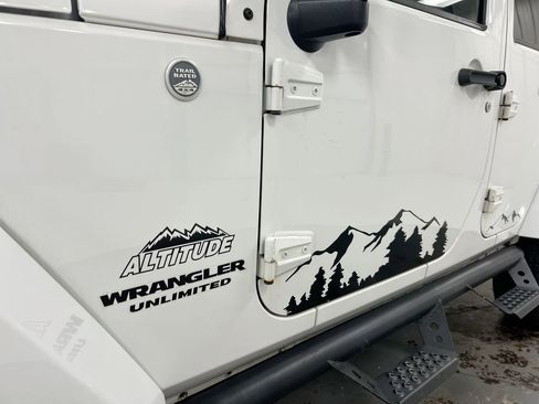 Used 2012 Jeep Wrangler Unlimited Sahara AWD/4WD image 23