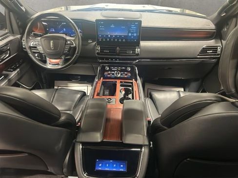 Used 2024 Lincoln Navigator Premiere image 2
