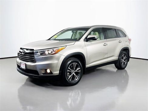 Certified 2016 Toyota Highlander XLE image 2