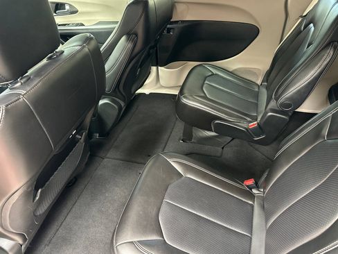 Used 2023 Chrysler Pacifica Touring-L FWD image 16