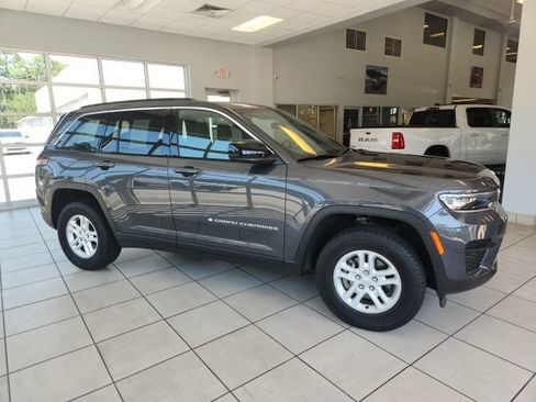 Certified 2025 Jeep Grand Cherokee Laredo w/ Luxury Tech Group I RWD image 2