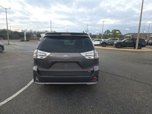 Used 2017 Toyota Sienna SE Premium image 4
