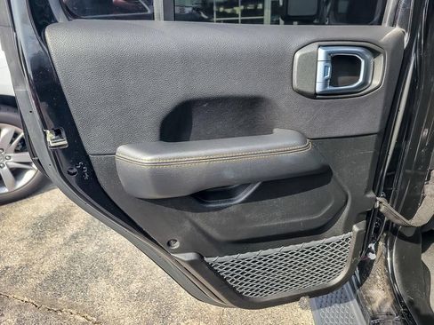 Used 2022 Jeep Wrangler Unlimited Sahara AWD/4WD image 19