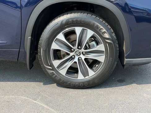 Used 2020 Toyota Highlander XLE AWD/4WD image 23