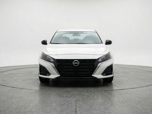 Used 2025 Nissan Altima 2.5 SV FWD image 2