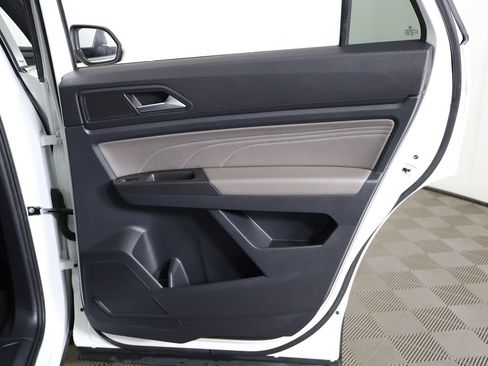 Used 2022 Volkswagen Atlas Cross Sport SE FWD image 26