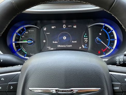 Used 2023 Chrysler Pacifica Touring-L FWD image 12