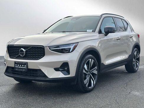 Used 2025 Volvo XC40 B5 Ultra w/ Climate Package image 7