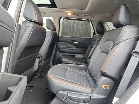 Certified 2024 Nissan Pathfinder Platinum w/ Lighting Package (N93) image 11