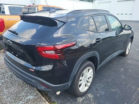 Used 2025 Chevrolet Trax RS w/ Sunroof Package FWD image 3