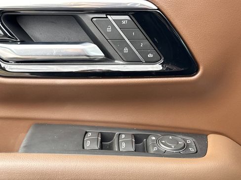 Used 2025 Chevrolet Suburban High Country image 23