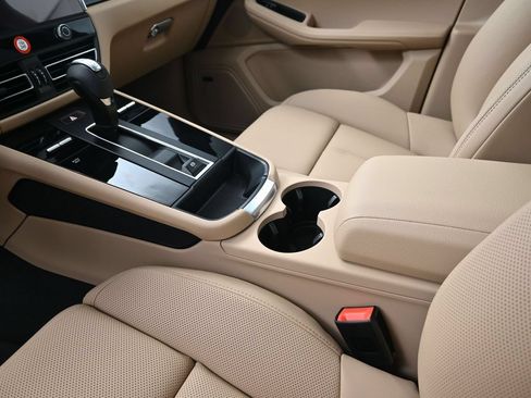 Certified 2026 Porsche Macan AWD/4WD image 22