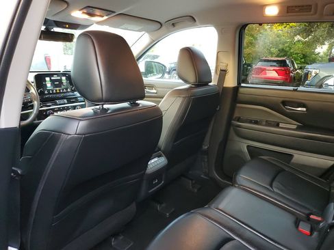 Used 2025 Nissan Pathfinder SL FWD image 9