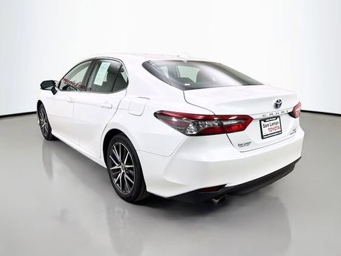 Used 2022 Toyota Camry XLE w/ Navigation Upgrade Package image 5