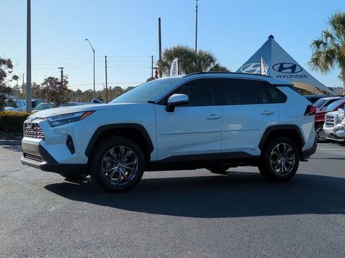 Used 2022 Toyota RAV4 XLE Premium image 2