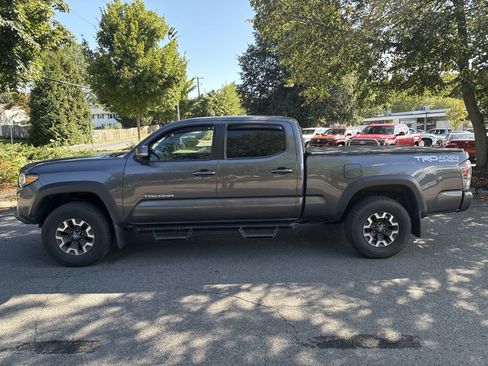 Used 2022 Toyota Tacoma TRD Off-Road w/ Technology Package image 6