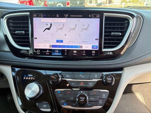 Used 2024 Chrysler Pacifica Select image 4