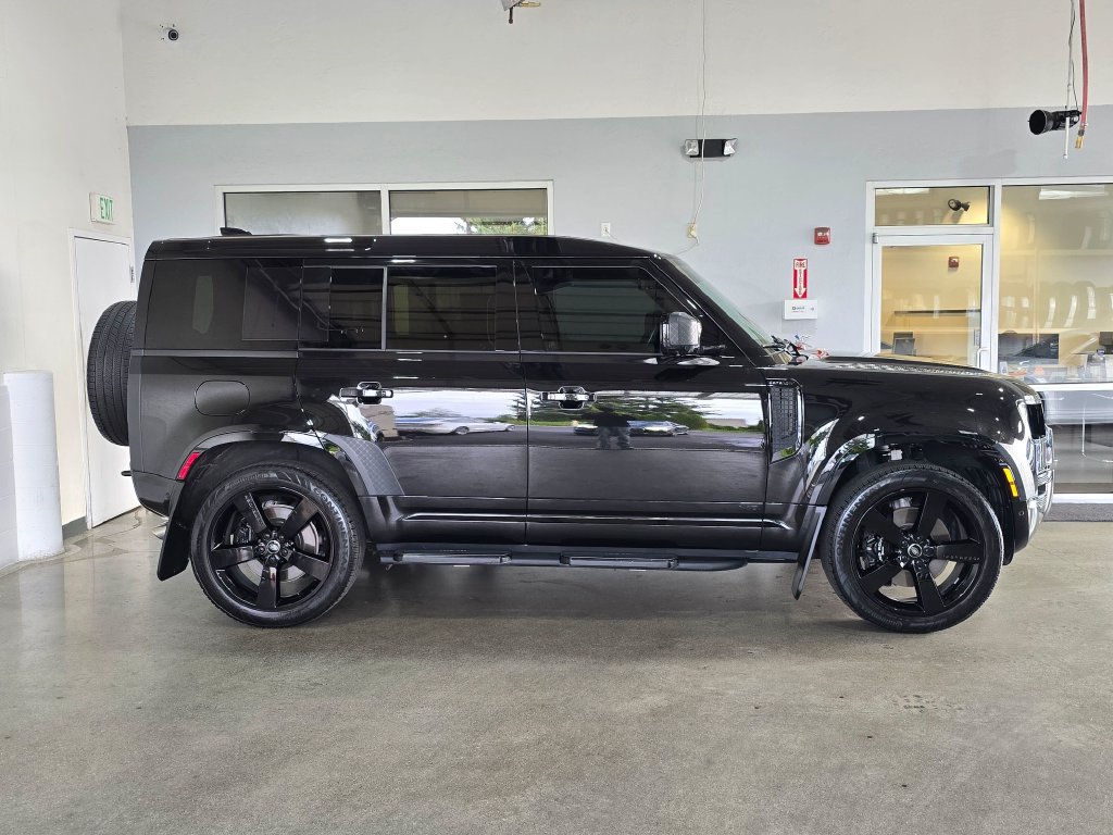 Used 2025 Land Rover Defender 110 V8 AWD/4WD image 4