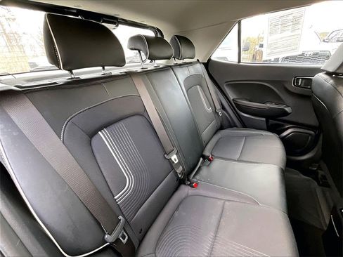 Used 2024 Hyundai Venue Limited image 15
