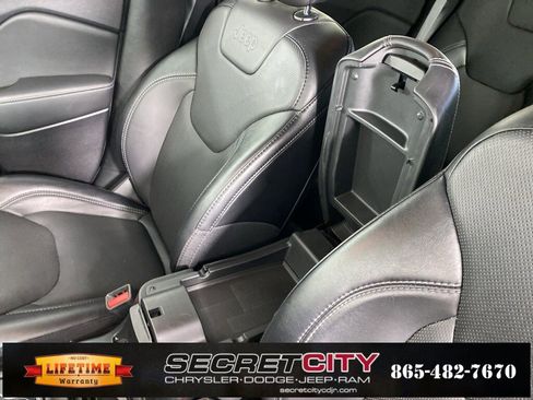 Used 2023 Jeep Cherokee Altitude Lux image 25