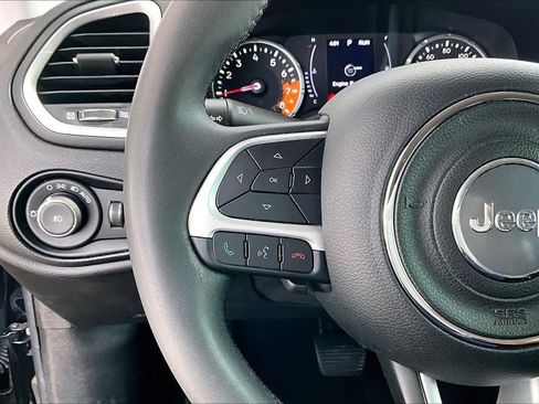 Used 2018 Jeep Renegade Latitude w/ Popular Equipment Group FWD image 23