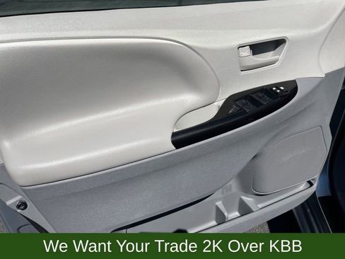 Used 2014 Toyota Sienna LE image 9