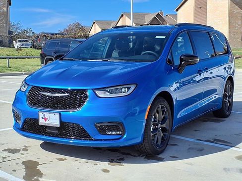 New 2026 Chrysler Pacifica Limited w/ S Appearance Package image 3