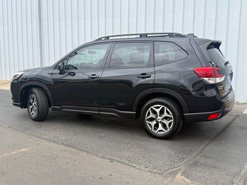 Used 2023 Subaru Forester Premium image 2