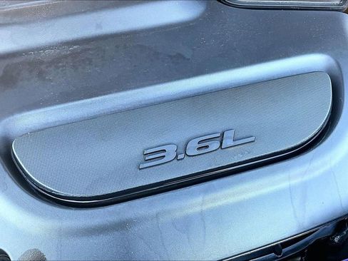 Used 2024 Chrysler Pacifica Touring-L image 30