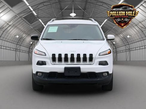 Used 2016 Jeep Cherokee Latitude w/ Cold Weather Group AWD/4WD image 5