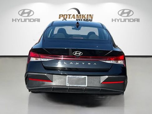 Used 2025 Hyundai Elantra SE FWD image 6