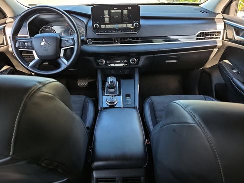 Used 2024 Mitsubishi Outlander SE Black Edition FWD image 13