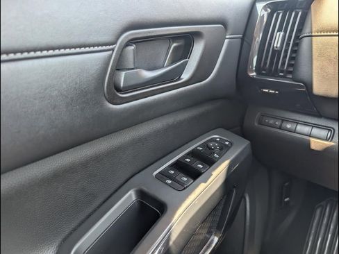 Used 2023 Nissan Pathfinder SV FWD image 19