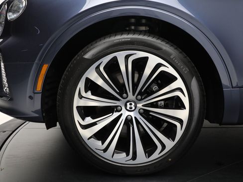Certified 2025 Bentley Bentayga Extended Wheelbase AWD/4WD image 45